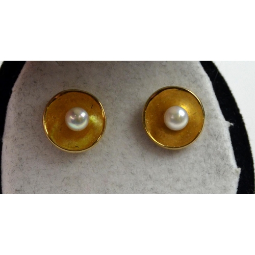 1286 - Pair of 9ct gold and pearl stud earrings