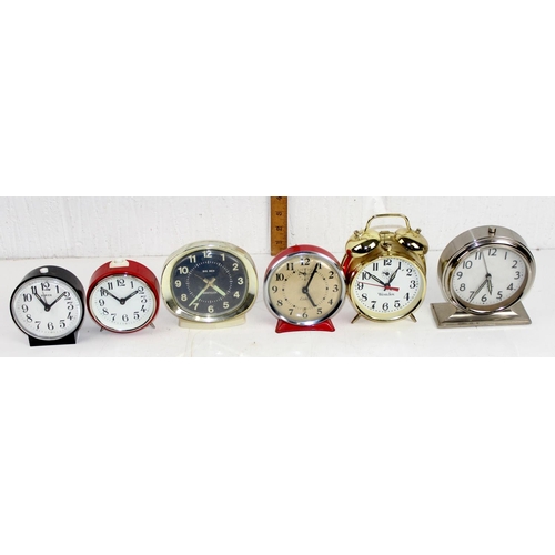 1393 - 25 assorted vintage and later alarms clocks etc