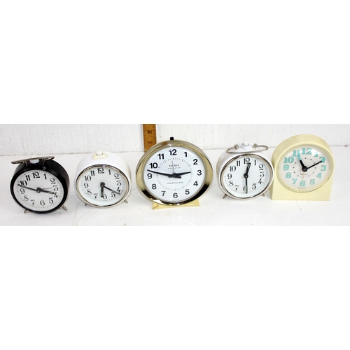 1393 - 25 assorted vintage and later alarms clocks etc