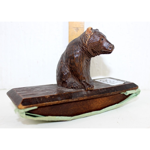 1650 - Early 20th century Black Forest carved wooden desk blotter formed as a bear