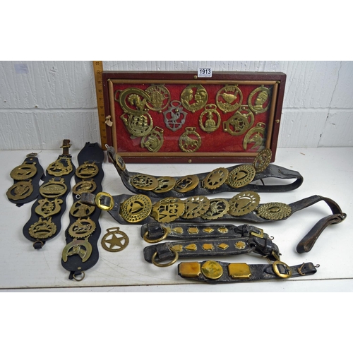 1913 - Large qty of antique and later horse brasses etc