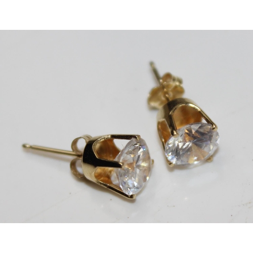 1223 - Pair of 18ct gold stud earrings