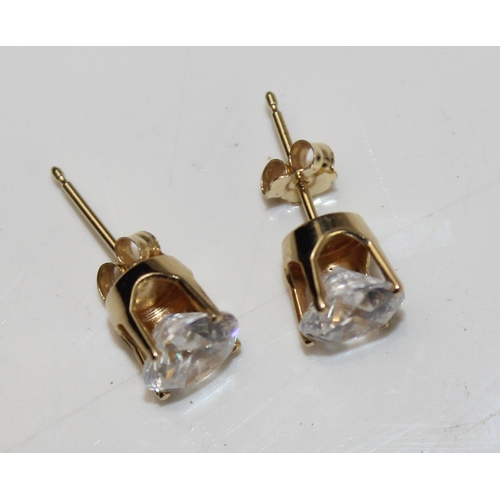 1223 - Pair of 18ct gold stud earrings