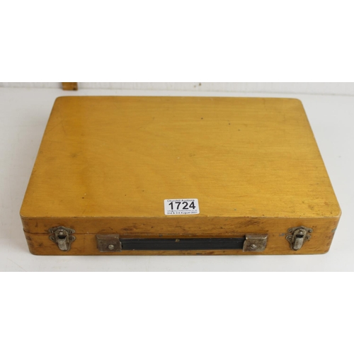 1724 - Artist's box and contents