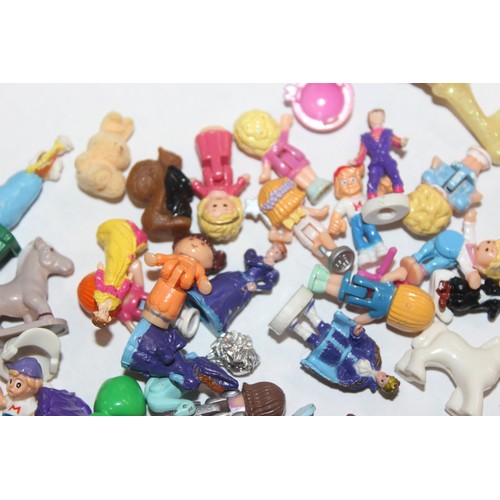 1442 - A large qty of Polly Pocket items etc