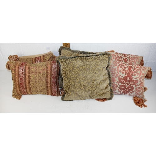 200 - 9 good quality vintage and later cushions