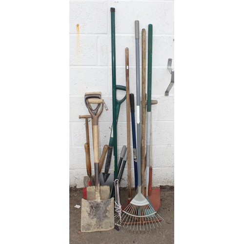 453 - Qty of garden tools