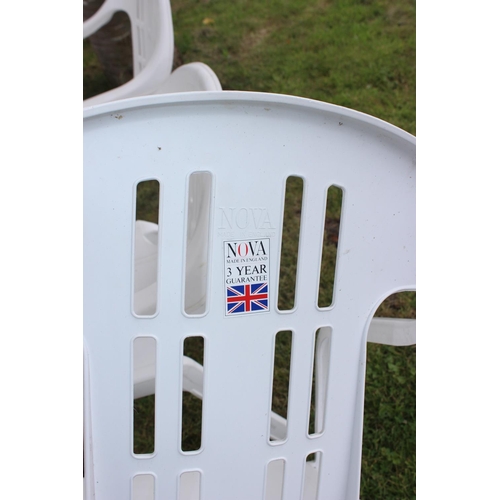 460 - 5 plastic garden chairs