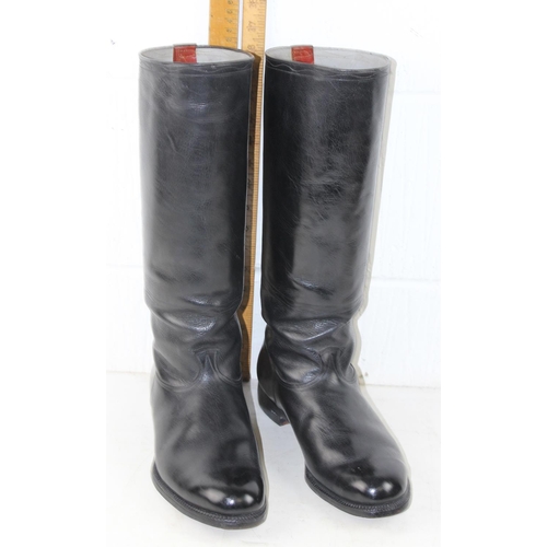 660 - A pair of vintage leather riding boots - estimated at UK size 9