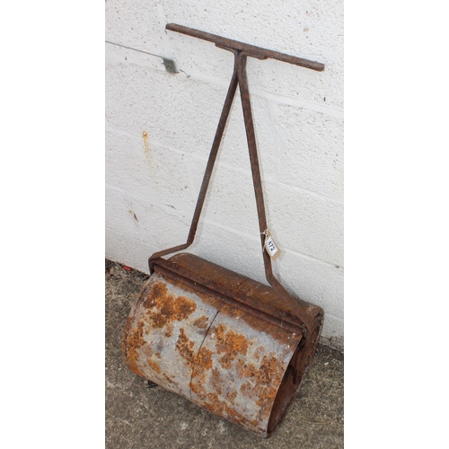 472 - Vintage metal garden roller