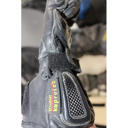 677 - Qty of motorcycle boots, gloves and accessories etc