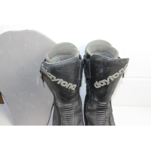 677 - Qty of motorcycle boots, gloves and accessories etc