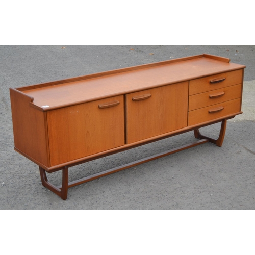 32 - Retro sideboard