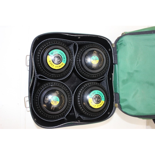 662 - Bowling bag and Greenmaster bowls