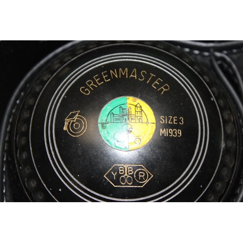 662 - Bowling bag and Greenmaster bowls