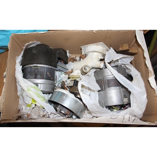 815 - Box of electric motors