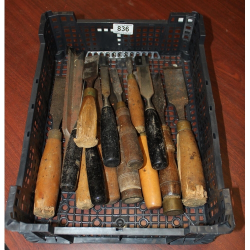 836 - Qty of wood chisels