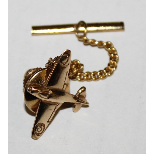 1206 - A 9ct gold tie pin formed as a Spitfire, marked 9ct, pin back gold plated, approx 0.84g gross weight... 