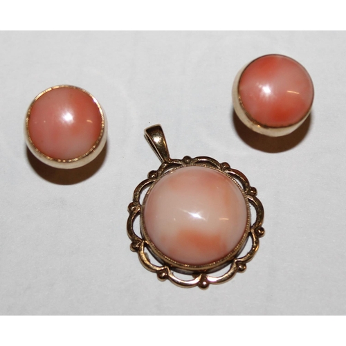 1207 - 9ct gold pendant and earring set, set with light pink cabochon stones, approx 5.55g gross weight