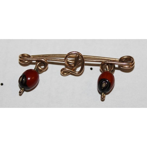 1208 - An early 20th century yellow metal bar brooch formed as a D and 2 unusual hanging droplets, approx 1... 