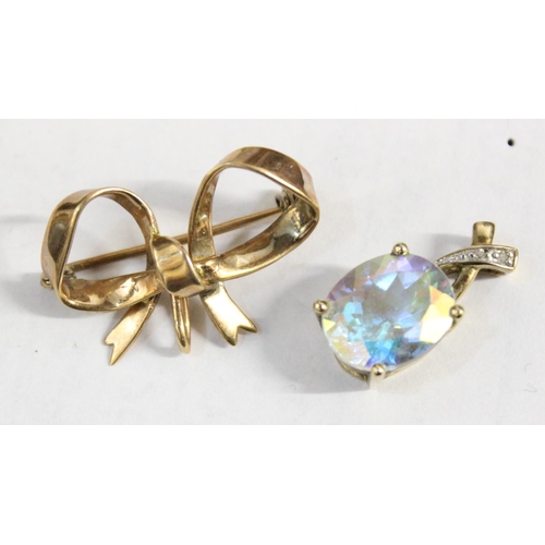 1210 - 9ct gold brooch formed as bow and a 9ct gold mounted pendant with iridescent stone, approx 5.28g gro... 