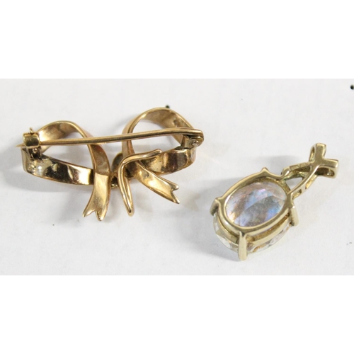 1210 - 9ct gold brooch formed as bow and a 9ct gold mounted pendant with iridescent stone, approx 5.28g gro... 