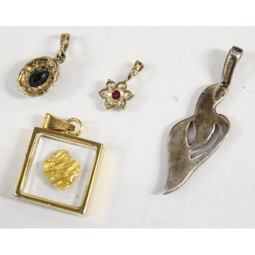 1219 - 4 yellow and with metal pendants, all bearing indistinct markings, approx 7.67g gross weight