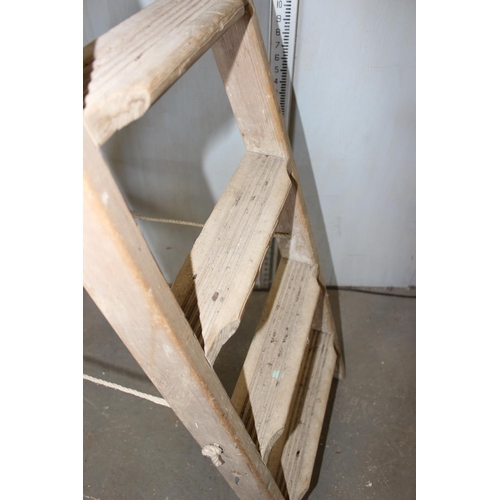 123 - Vintage wooden step ladder