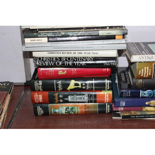 565 - A large qty of antiques related books and ephemera to inc yearbooks, reference books etc