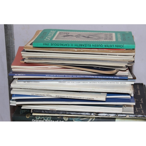 565 - A large qty of antiques related books and ephemera to inc yearbooks, reference books etc