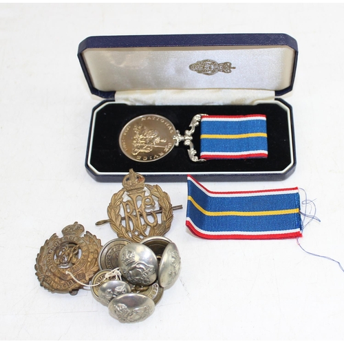 1005 - Boxed National Service medal, RFC & Royal Engineers cap badges and a qty of Royal Berkshire buttons ... 