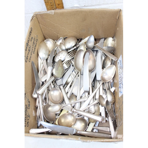 1116 - A large qty of assorted vintage silver plated cutlery etc