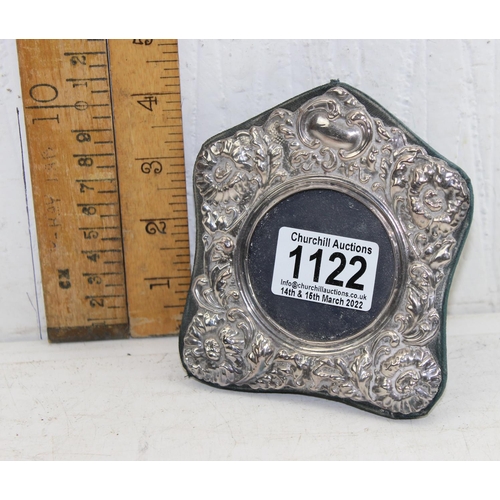 1122 - Small embossed silver photograph frame, London 1988