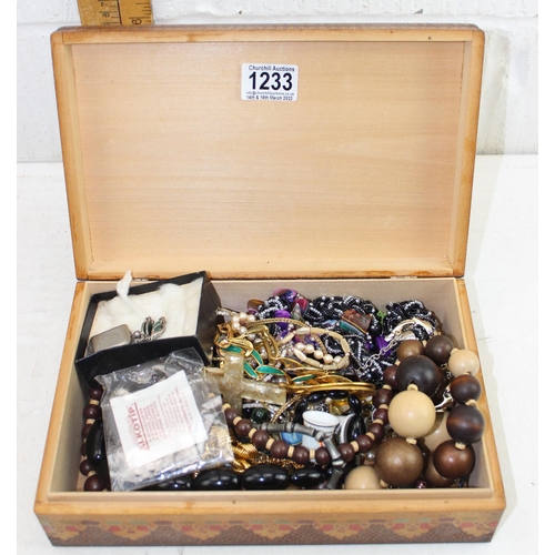 1233 - Jewellery box and contents