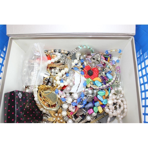 1223 - Large qty of assorted costume jewellery etc, approx 2.5kg gross