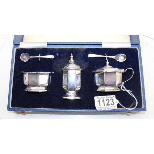 1123 - A boxed silver 3 piece cruet set, Birmingham 1938 by Mappin & Webb, with 2 associated silver spoon, ... 