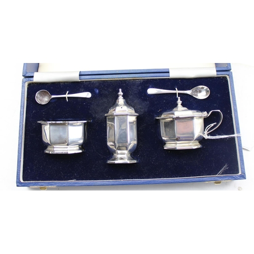 1123 - A boxed silver 3 piece cruet set, Birmingham 1938 by Mappin & Webb, with 2 associated silver spoon, ... 