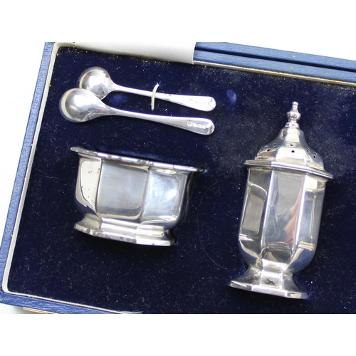 1123 - A boxed silver 3 piece cruet set, Birmingham 1938 by Mappin & Webb, with 2 associated silver spoon, ... 