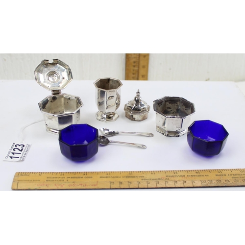 1123 - A boxed silver 3 piece cruet set, Birmingham 1938 by Mappin & Webb, with 2 associated silver spoon, ... 