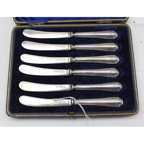 1133 - A boxed set of 6 silver handled butter knives, Sheffield 1913 by William Yates