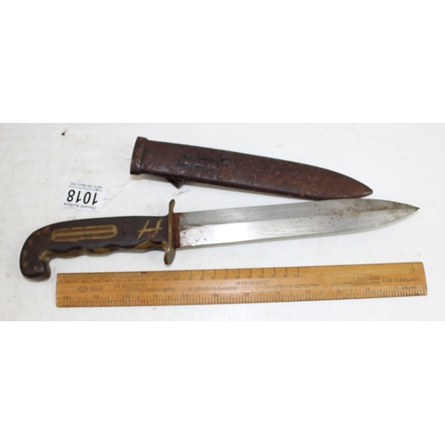 1018 - A rare Italian WW2 period M.V.S.N fighting knife in scabbard with unusual decorated metal handle, no... 