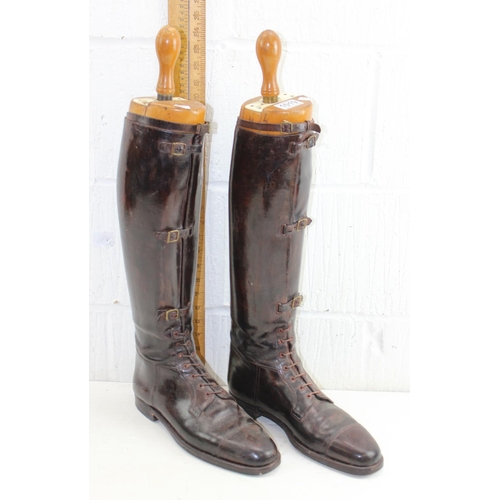 1019 - A pair of early 20th century cavalry military leather boots with Peal & Co wooden boot trees named t... 