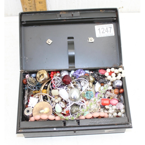 1247 - A qty of assorted mixed costume jewellery