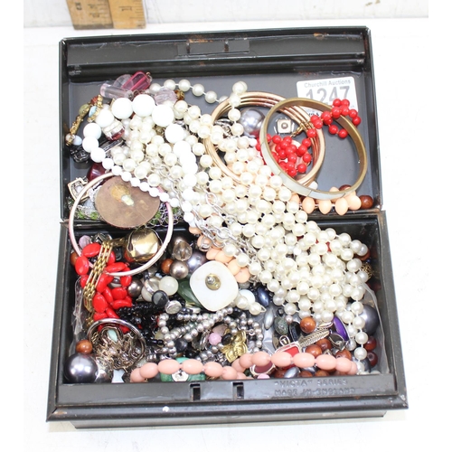 1247 - A qty of assorted mixed costume jewellery