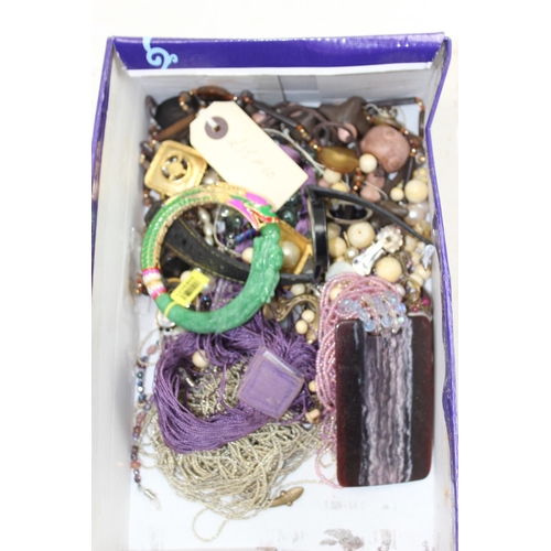 1251 - Qty of assorted mixed costume jewellery