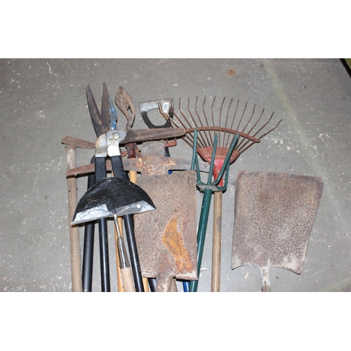 342 - Large qty of assorted garden tools