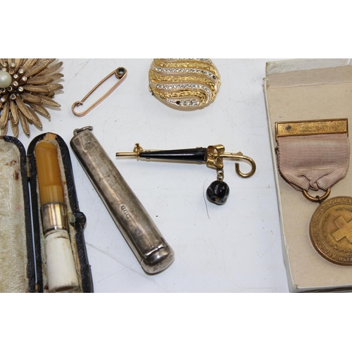 1253 - Qty of assorted costume jewellery, silver cheroot holder London 1917, 2 Red Cross medals etc