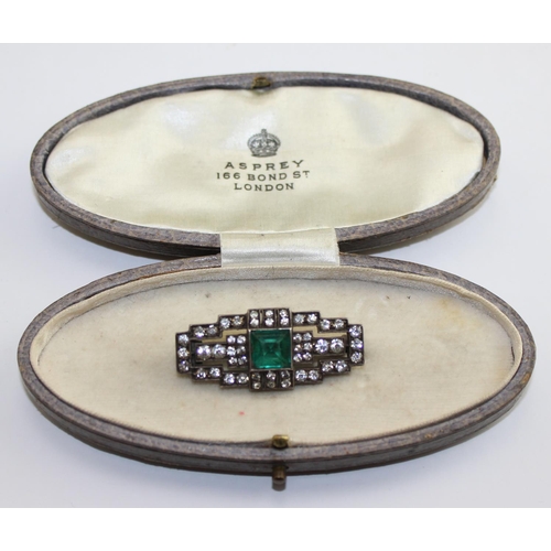 1254 - Art Deco period 935 silver brooch set with a central square green stone surrounded by white stones, ... 