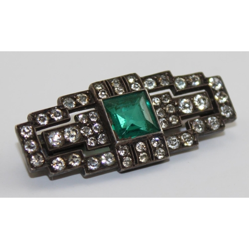 1254 - Art Deco period 935 silver brooch set with a central square green stone surrounded by white stones, ... 