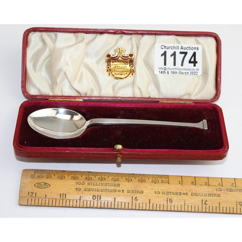 1174 - A boxed silver seal topped spoon, London 1913 by Horace Woodward & Co Ltd, approx 20.88g gross